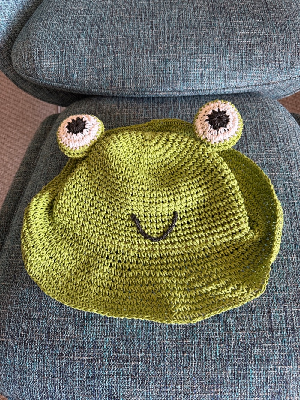 Hot Topic Green frog bucket hat straw